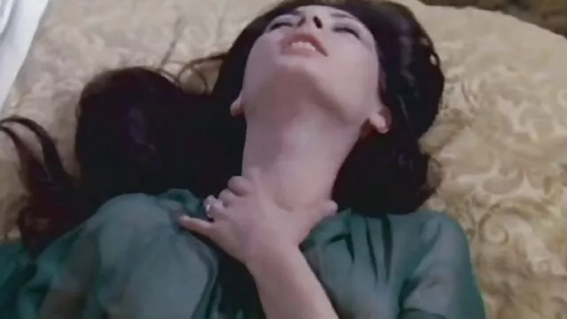 美しい女性とベッドの中で美しい 女性 用 えっち な 動画