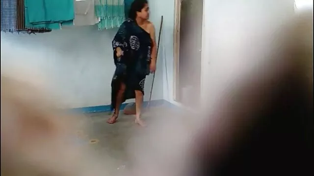 トラックステーションで、道路上に位置しています 女性 が 見る アダルト 動画