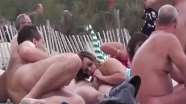 セックスポルノ映画。 男は彼のホイールにチェーンとチェーン。 女性 向け 無料 アダルト 動画