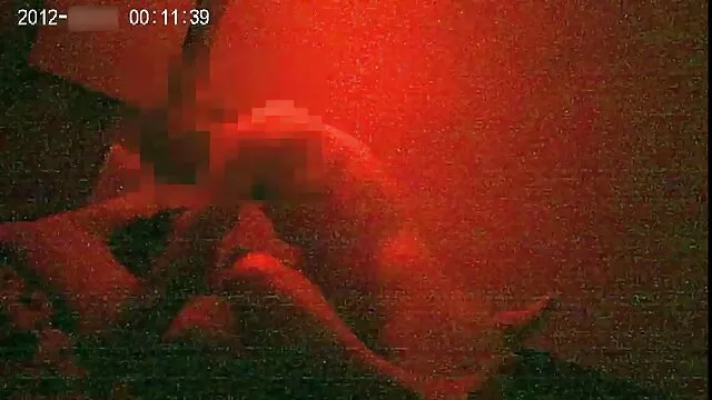 彼女は彼女のおっぱいからミルクを持つ男を浴びせ、彼の頭の上に乗って 女 が 見る アダルト 動画