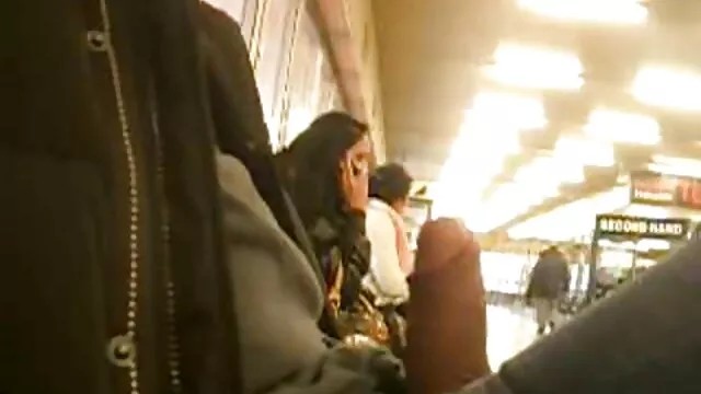 禿げた男は胸の上にその女性に触れ、彼女の猫を吹いた アダルト 女性 動画