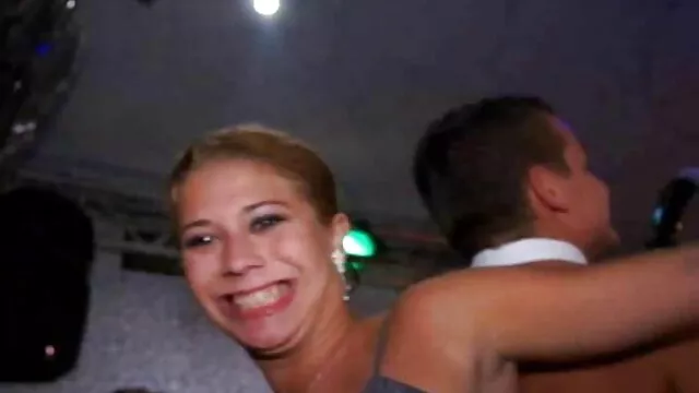 若い女の子は彼女の友人と副社長に彼女の滑り 女 が 見る アダルト 動画
