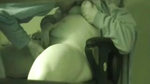 寝室で若い学生と エロ 動画 女性 の