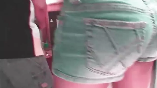 18歳のロシアの女の子、彼女の兄弟の友人の上に 女性 の ため の エッチ な 動画